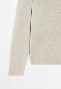 Jasnoszary sweter z dzianiny, z okrągłym dekoltem, długimi rękawami i ściągaczem na dole. Tkanina ma gładką teksturę z delikatnymi odcieniami.