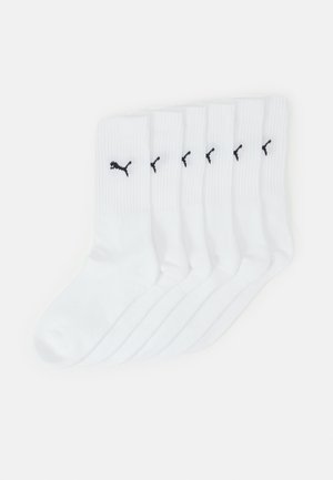 Valkoiset puuvillasukat, kuuden pakkaus, joissa on röyhelötylsät ja musta Puma-logo sivussa, sileä pinta ja klassinen crew-pituus.