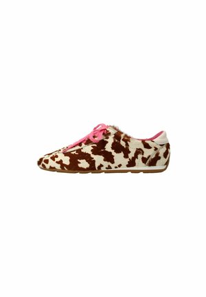 Braun-weißer, gemusterter Schlupfschuh mit einer weichen Felltextur, rosa Schnürsenkeln und einer hellen Sohle. Akzente bilden ein kontrastierender Kragen.