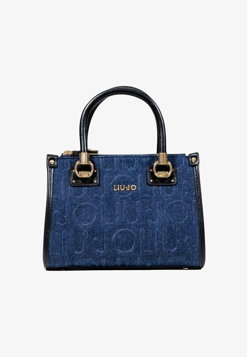 Dżinsowa torebka z czarnymi skórzanymi akcentami, złotym okuciem, usztywnioną konstrukcją i tłoczonym logo. Dwie górne uchwyty, zamek błyskawiczny i kwadratowy kształt.