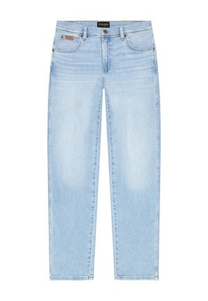 Lyseblå Wrangler-jeans med rette ben, fem lommer og knappelukking, på hvit bakgrunn.