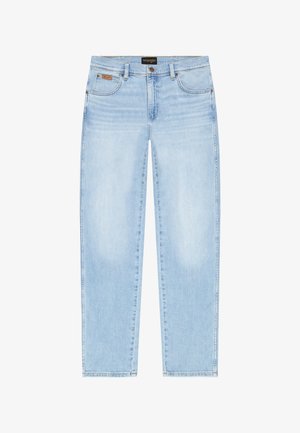 Lyseblå Wrangler-jeans med rette ben, fem lommer og knappelukking, på hvit bakgrunn.