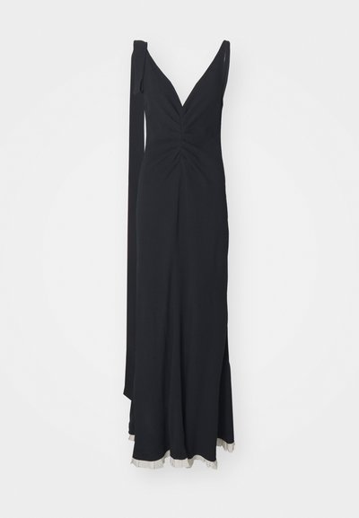 Svart aftonklänning med djup V-ringning, enkel axelrem, rynkad överdel och en flödande fåll kantad med volangdetalj.