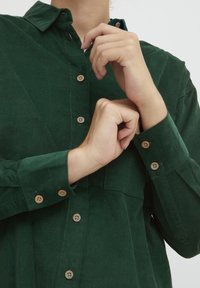 b.young LOOSE SHIRT - Camicia - botanical garden