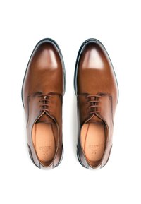 Bruine leren nette schoenen met een slank ontwerp, ronde neus en vetersluiting. Gladde textuur met een gepolijste afwerking.
