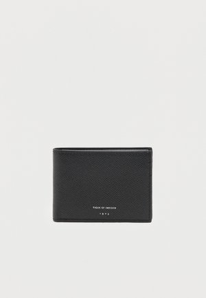 Schwarze genarbte Leder-Bifold-Geldbörse mit „Tiger of Sweden 1903“ in Weiß vorne in der Mitte bedruckt.