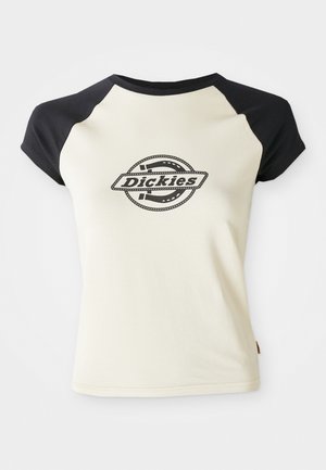 T-shirt crème avec des manches raglan noires, arborant un logo circulaire avec le texte "Dickies" au centre, sur fond blanc.