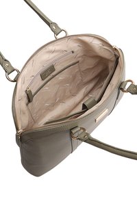 Grijze leren handtas open om de beige stoffen interieur te tonen met een ritsvak en insteekvakken, gouden hardware en twee schouderbanden.