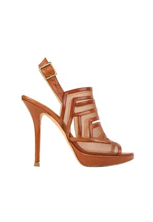 Sandale à talon haut en cuir marron avec bout ouvert, panneaux en mesh, brides géométriques, bride arrière à la cheville et boucle carrée dorée.