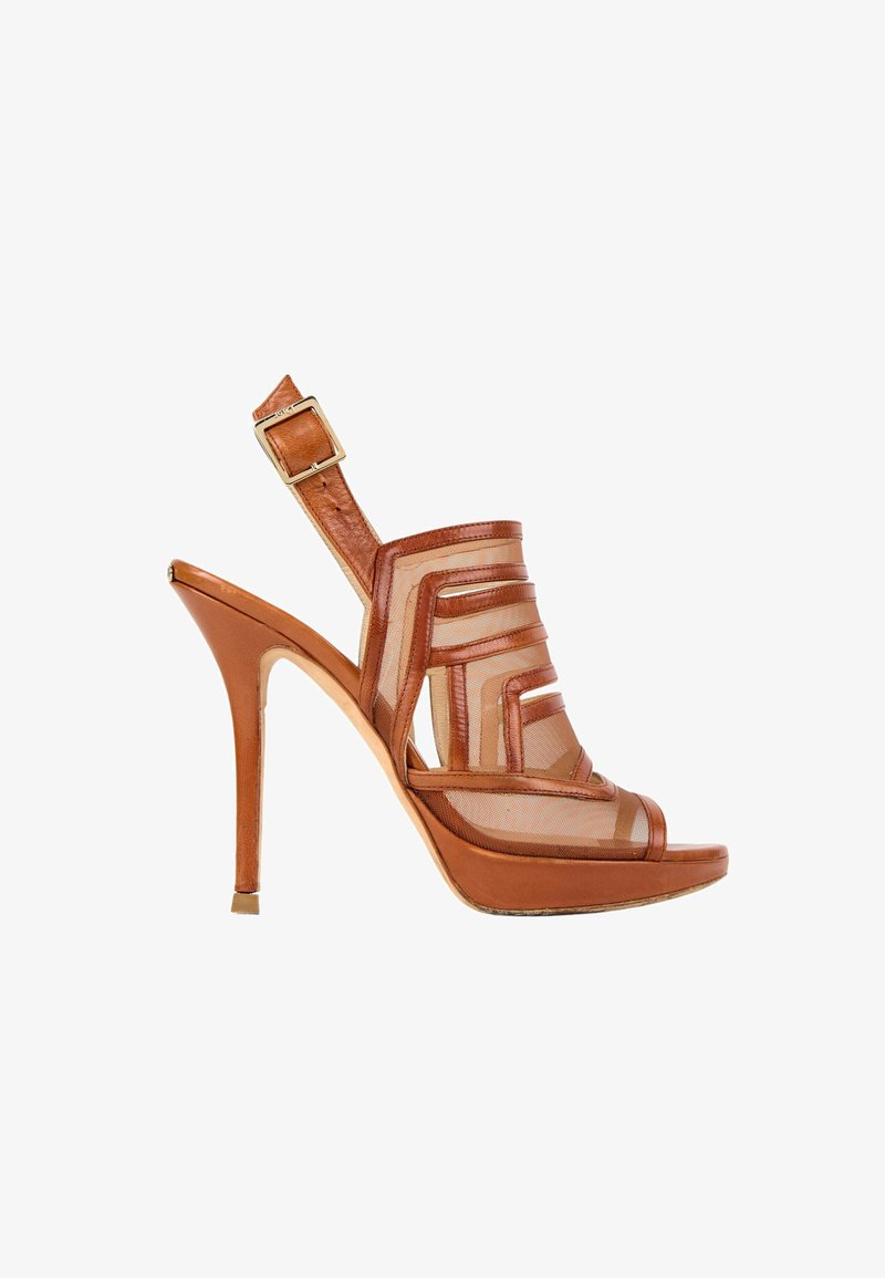 Sandale à talon haut en cuir marron avec bout ouvert, panneaux en mesh, brides géométriques, bride arrière à la cheville et boucle carrée dorée.