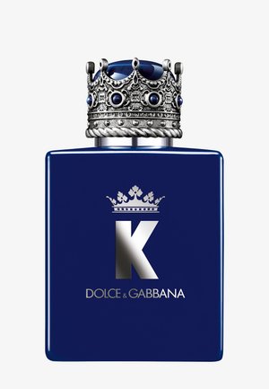 Flacon de parfum rectangulaire bleu avec bouchon argenté en forme de couronne et texte argenté "K" ainsi que le logo Dolce & Gabbana au devant.