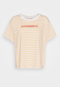 T-shirt a maniche corte a righe bianche, gialle e rosa. Presenta una scollatura rotonda e il logo "LEVI STRAUSS & CO." in rosso. Materiale in cotone.
