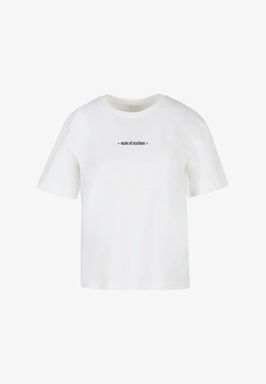 Camiseta de algodón blanca con mangas cortas, cuello redondo y una impresión negra que dice "hecho de polvo de estrellas" en el pecho. Diseño simple.