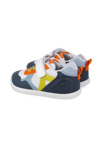 Scarpe per bambini blu, bianche e grigie con suola in gomma, tomaia in mesh, dettagli arancioni e gialli e cinturini regolabili in velcro.