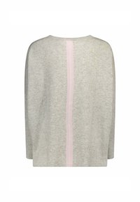 Pull en maille gris clair avec un col rond, présentant une bande rose verticale au centre, des manches larges et une coupe décontractée.