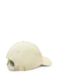 Żółta czapka z materiału z zakrzywionym daszkiem, regulowanym paskiem z tyłu i żółtym przeszyciem. Posiada otwory wentylacyjne.