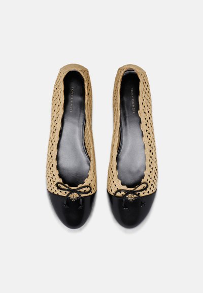 Paire de ballerines tissées beige avec bouts noirs et petits nœuds noirs, vues de dessus sur un fond uni.