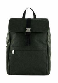 Sac à dos en tissu vert avec un rabat, quincaillerie argentée, poignée supérieure et poche avant. Présente un design texturé et des coutures contrastées.