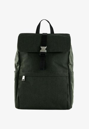 Grüner Stoff-Rucksack mit Klappe, silbernen Beschlägen, Oberhandgriff und Fronttasche. Verfügt über ein strukturiertes Design und kontrastierende Nähte.