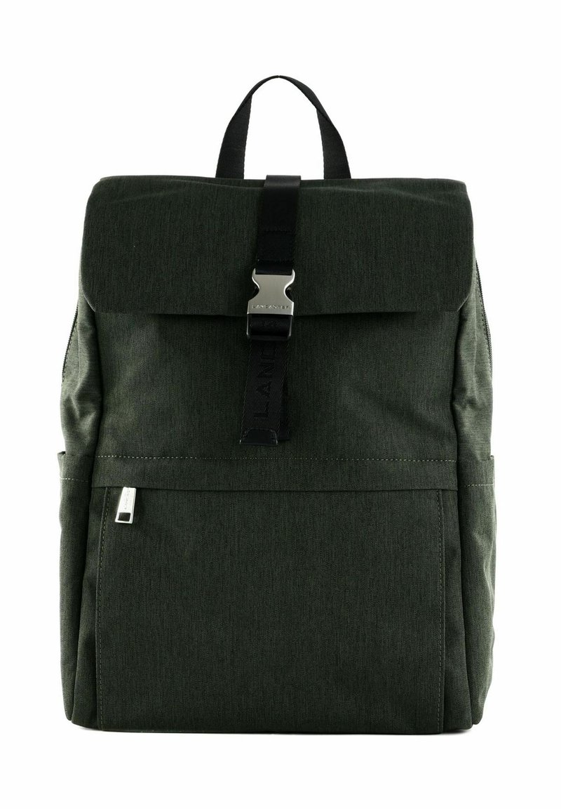 Sac à dos en tissu vert avec un rabat, quincaillerie argentée, poignée supérieure et poche avant. Présente un design texturé et des coutures contrastées.