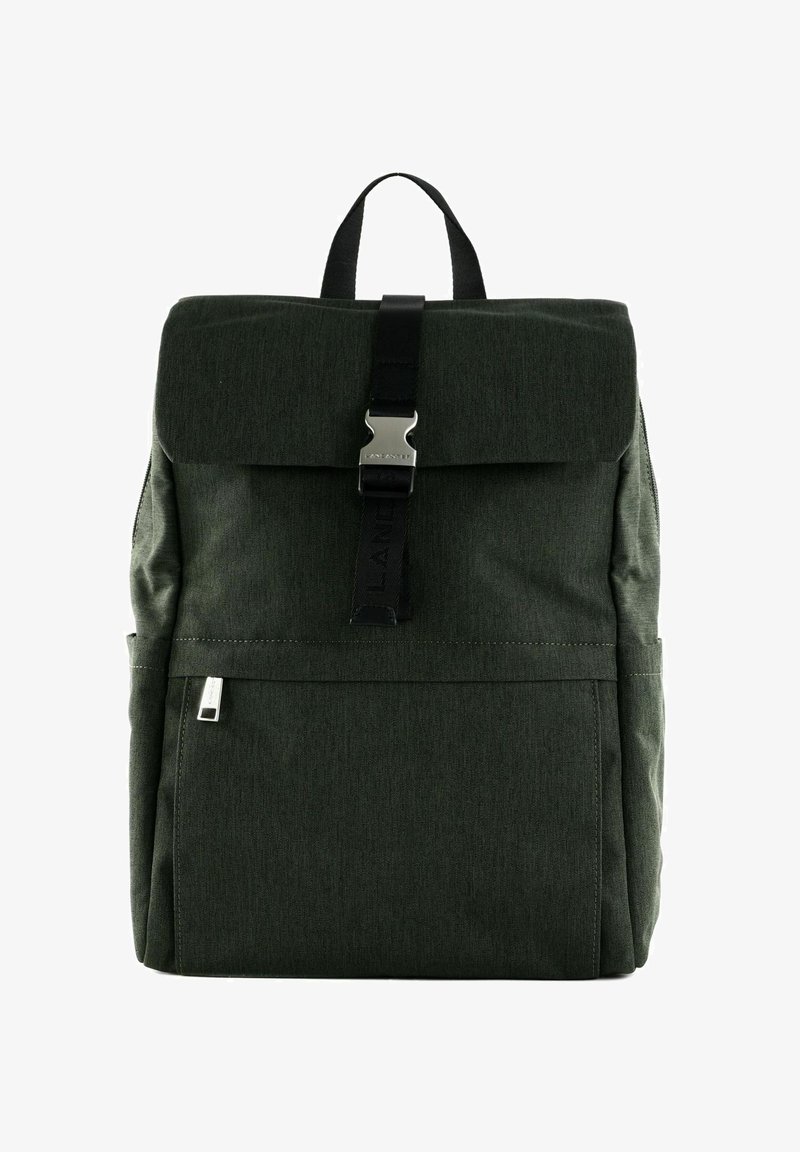 Sac à dos en tissu vert avec un rabat, quincaillerie argentée, poignée supérieure et poche avant. Présente un design texturé et des coutures contrastées.