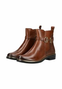 Botas de tobillo de cuero marrón con un lateral texturizado, acentos de hardware dorado, punta redonda y un bajo tacón negro.