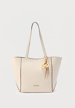 Beige draagtas met een geometrisch patroon, open bovenkant, lange handvatten, bruine afwerking en een gouden metalen accent met een klein tasseldetail.