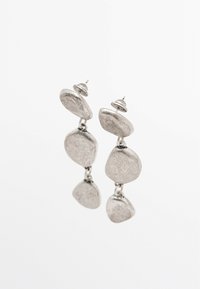 Orecchini in tono argento con un design astratto e stratificato, caratterizzati da forme lisce e arrotondate e una superficie texturizzata. Chiusura a perno semplice.