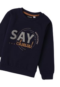 Felpa a maniche lunghe blu navy con la scritta "SAY cheese!" in grandi lettere grigie e arancioni miste e "Ready to capture" in un testo più piccolo.