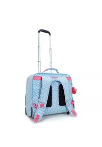 Rullväska i ett blått och rosa mönster med silver teleskophandtag, rosa remmar och en fluffig pom-pom som accent. Utrustad med hjul för rörlighet.