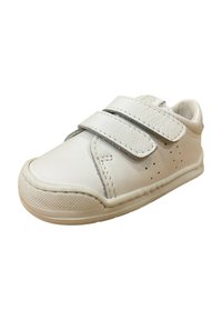 Zapato de piel blanca para niño pequeño con dos correas de Velcro, punta redonda, acentos perforados y suela de goma texturizada. Diseño compacto y casual.