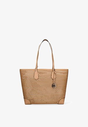 Borsa tote in pelle intrecciata color cuoio con due spallacci e un ciondolo rotondo in metallo con il logo appeso alla cinghia anteriore.