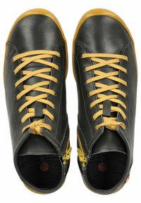 Zapatos de cuero negro con cordones y acentos amarillos; punta redonda, superficie texturizada y cremalleras laterales para un fácil acceso. Suela de goma.