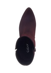 Bottines bourgogne en suede avec un bout pointu et un détail de boucle sur le côté. La doublure intérieure porte le nom de la marque "Gabor."