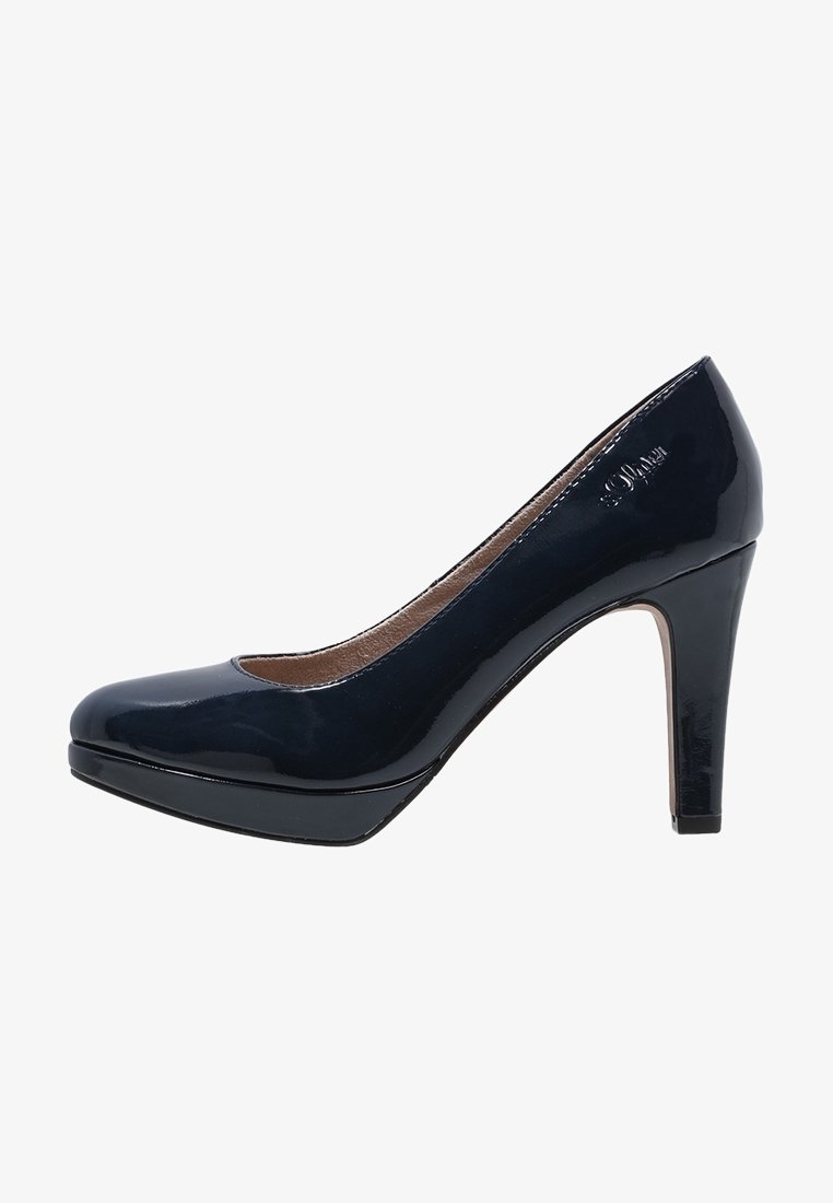 Escarpin en cuir verni noir, à talon haut, bout arrondi, semelle plateforme et talon fin de hauteur moyenne.