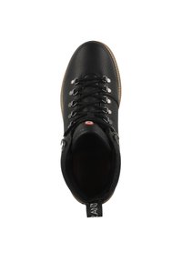 Scarpa da trekking nera in pelle con superficie texturizzata, occhielli in metallo e lacci neri. Suola in gomma marrone con etichetta del marchio sul tallone.