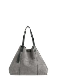 Sac fourre-tout en suède gris avec des poignées en cuir noir, présentant une finition texturée, un pompon décoratif et des coutures sur les côtés.