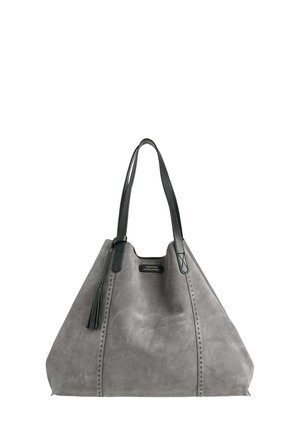 Sac fourre-tout en suède gris avec des poignées en cuir noir, présentant une finition texturée, un pompon décoratif et des coutures sur les côtés.