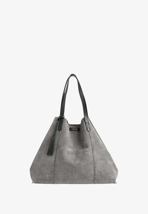 Sac fourre-tout en suède gris avec des poignées en cuir noir, présentant une finition texturée, un pompon décoratif et des coutures sur les côtés.