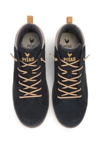 Scarpe alte in suede blu navy con lacci beige e collare imbottito beige. Caratterizzate da un logo impresso "PITAS" e una soletta testurizzata.