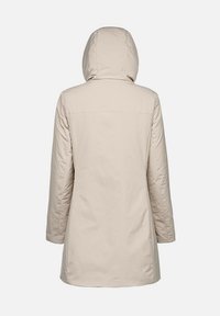 Manteau d'hiver beige à capuche avec une coupe droite, des coutures visibles et une finition lisse et texturée. Convient pour les temps froids.