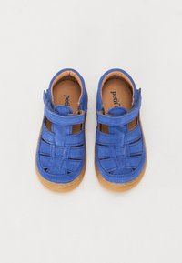 Sandali per bambini in suede blu con design a punta chiusa, cinturino regolabile e suola in gomma color sabbia; presentano una tomaia intrecciata per la ventilazione.