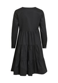 Schwarzes, schichtweise geschnittenes Kleid aus leichtem Stoff, mit langen Ärmeln, rundem Hals und geknöpften Manschetten, das einen fließenden Rock hat.