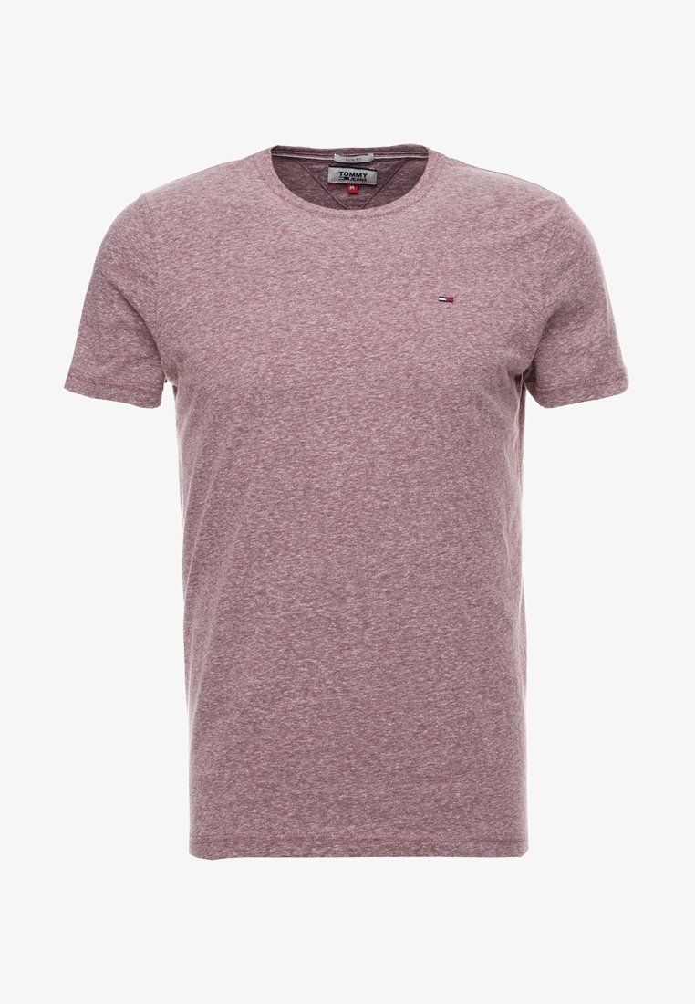 Tričko s krátkým rukávem ve heather burgundy, vyrobené z měkké bavlněné směsi. Obsahuje malý logo akcent na oblasti hrudi. Kulatý výstřih.