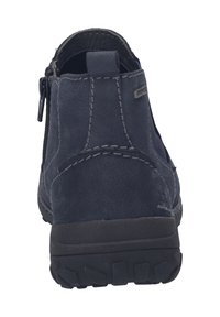 Stivale alla caviglia in suede blu navy con pannelli elastici laterali, cuciture grigie a contrasto e suola in gomma testurizzata per una buona aderenza. Dettaglio con zip.