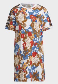 Witte t-shirt met korte mouwen met een sierlijk blauw, rood en geel bloemmotief. Heeft zwarte strepen op de mouwen en een ronde halslijn.