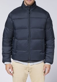 Marineblaue Steppjacke mit hohem Kragen, horizontalem Steppmuster und einem Reißverschluss auf der Vorderseite. Verfügt über Seitentaschen und eine glatte, glänzende Textur.