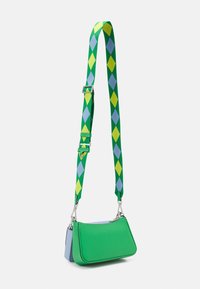 Borsa a spalla rettangolare verde e blu con lunga tracolla regolabile, caratterizzata da un motivo a diamante in verde, giallo e blu.