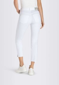 Witte denim jeans met een slim fit, cropped lengte en zijsplitten aan de zoom. Beschikt over twee achterzakken en een gemarkeerde tailleband.