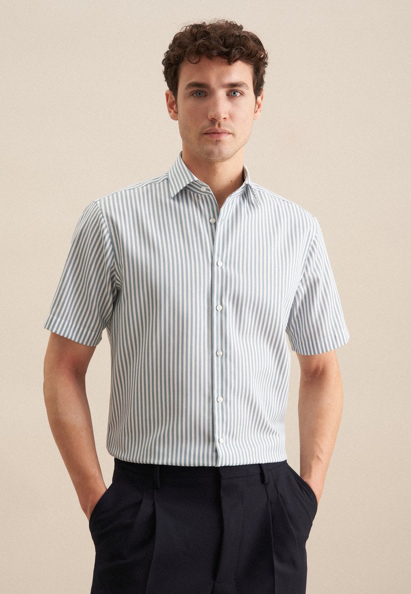 Gestreepte korte mouwen shirt in lichtblauw en wit, van katoen, met een button-down kraag en een getailleerde pasvorm met zichtbare knopen.